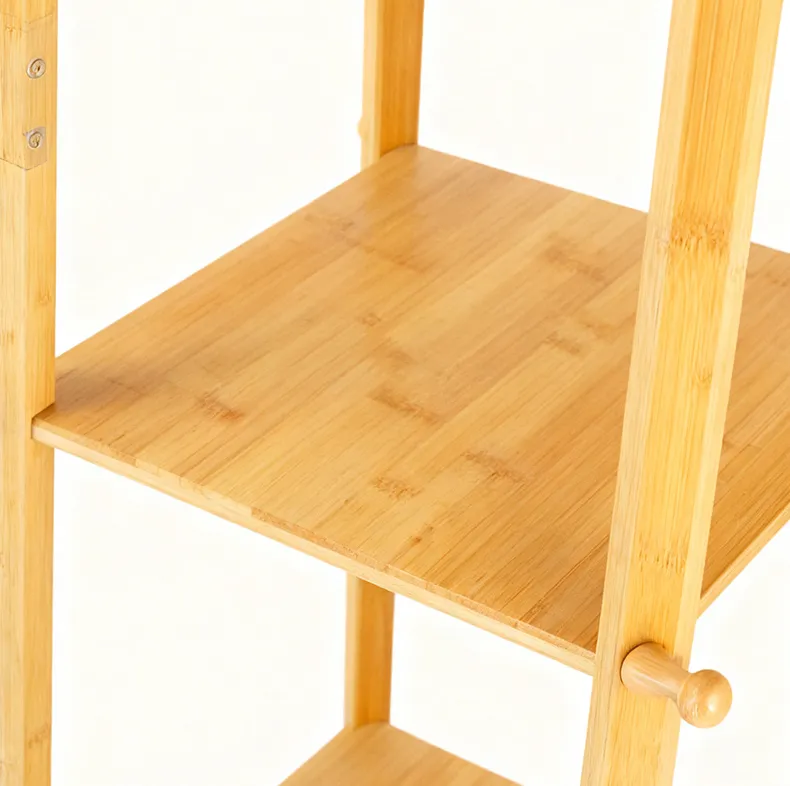 Garderobe im Bambus-Leiter-Stil mit Regalen