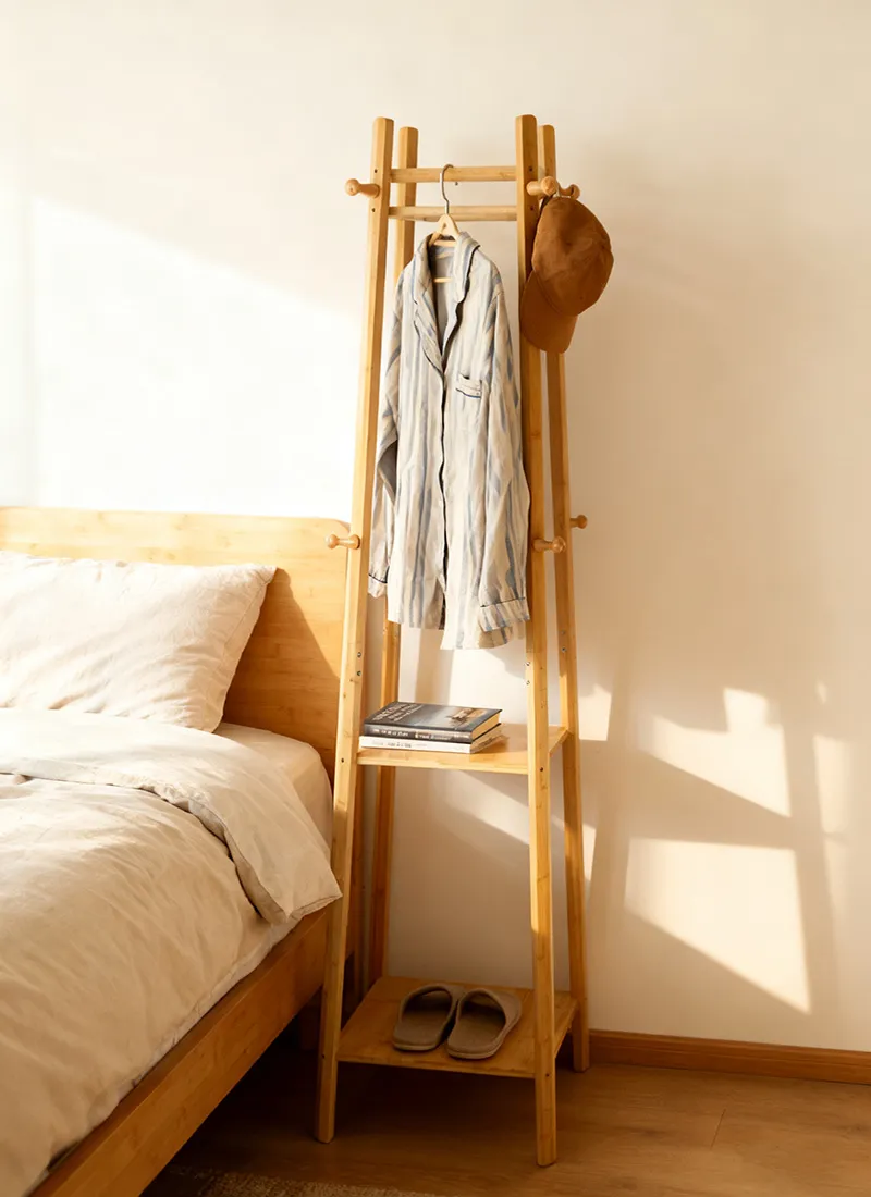Garderobe im Bambus-Leiter-Stil mit Regalen
