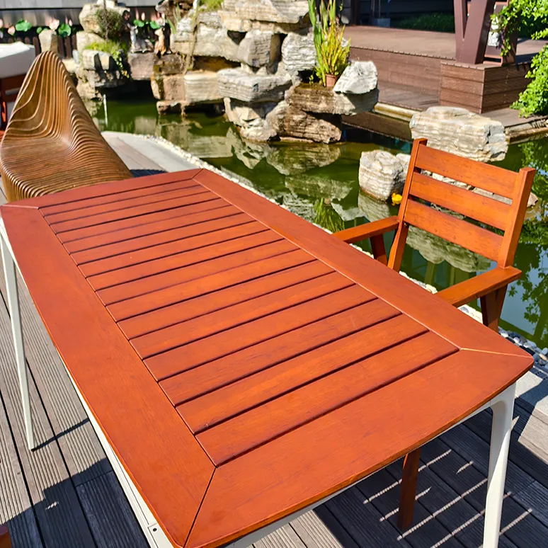 Mesa y sillas de bambú