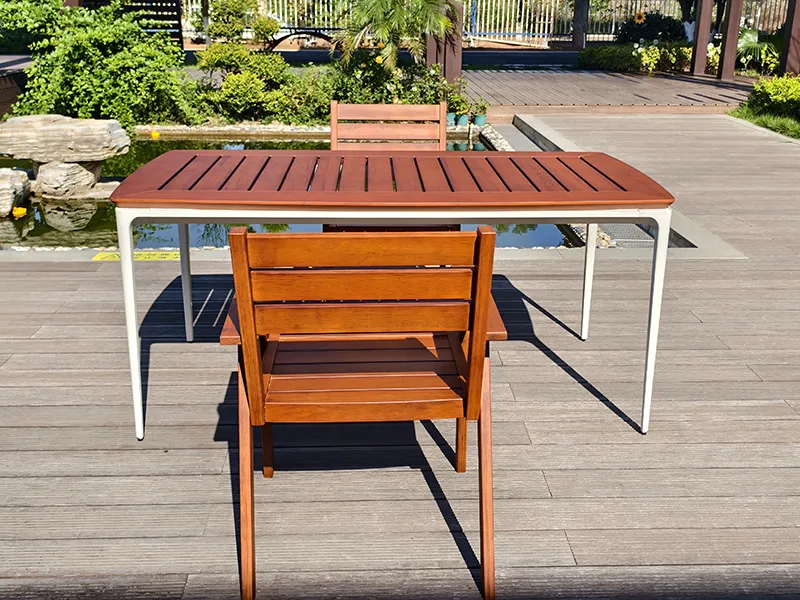 Mesa y sillas de bambú