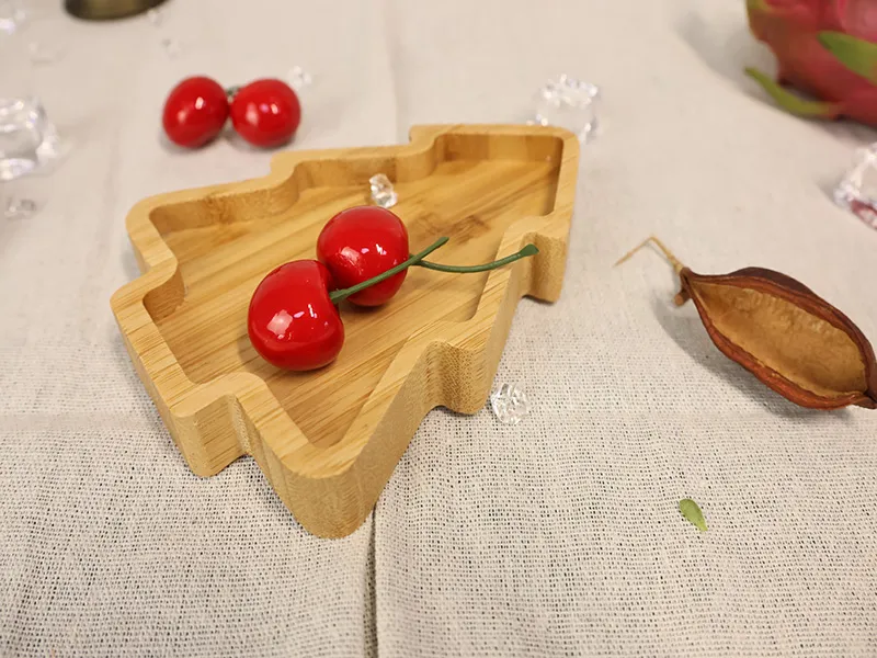 Weihnachtsbaumförmiges Bambus-Serviertablett