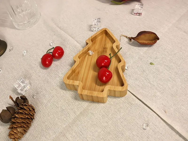Weihnachtsbaumförmiges Bambus-Serviertablett